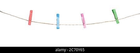 Vier bunte Wäscheklammern an einem Seil, Clips isoliert auf panoramischer weißer Hintergrund Stockfoto