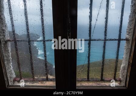 Bild vom Blick auf das Kap der Toten aus einem der Fenster während eines regnerischen Tages am Mesa Roldan Leuchtturm in Carboneras, Spanien. Datum: 28/04/2017. Fotograf: Xabier Mikel Laburu. Stockfoto