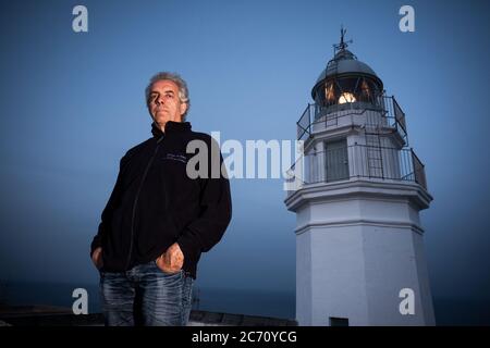 Porträt von Mario Sanz vor dem Mesa Roldan Leuchtturm Turm in Carboneras, Spanien. Datum: 25/04/2017. Fotograf: Xabier Mikel Laburu. Stockfoto