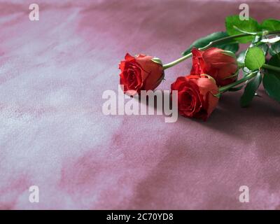 Rote Rosen Blumenstrauß auf Stein Tisch. Draufsicht mit Kopierbereich Stockfoto
