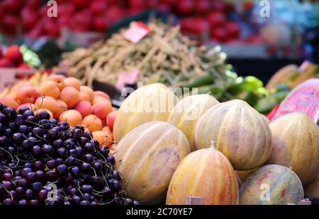 Bunte Sommerfrüchte auf einem Bauernmarkt. Viele Früchte. Stockfoto