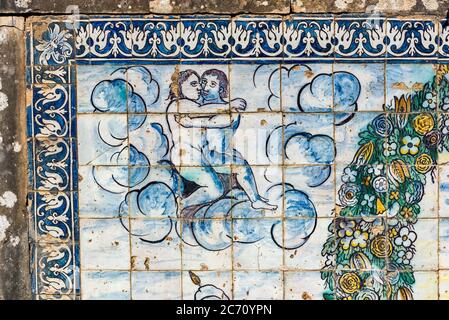 Detail mythologischer Azulejos an den Wänden des Palastes der Marquess von Fronteira in Lissabon, Portugal Stockfoto