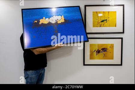 Mario bereitet eine Fotoausstellung im Real Agua Amarga La Joya in Agua Amarga, Spanien vor. Datum: 27/04/2017. Fotograf: Xabier Mikel Laburu. Mario kümmert sich um die Montage und Organisation einiger Ausstellungen in der einzigen Ausstellungshalle in der Region, die vom Real Agua Amarga La Joya exklusiven Hotel gehostet wird. Stockfoto