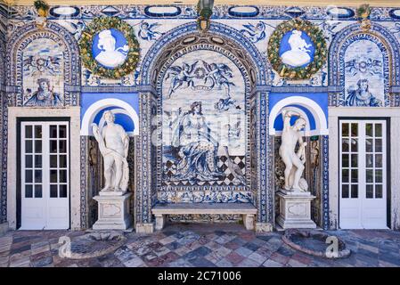 Detail mythologischer Azulejos an den Wänden des Palastes der Marquess von Fronteira in Lissabon, Portugal Stockfoto