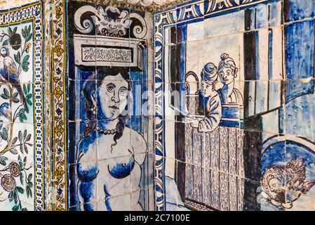 Detail der alten Azulejos an den Wänden der Kapelle des Palastes der Marquess von Fronteira Stockfoto