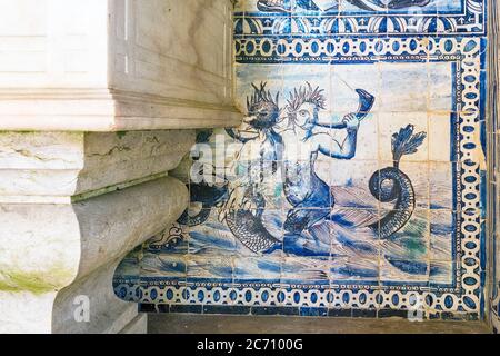 Detail mythologischer Azulejos an den Wänden des Palastes der Marquess von Fronteira in Lissabon, Portugal Stockfoto
