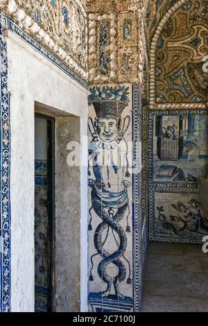 Detail der alten Azulejos an den Wänden der Kapelle des Palastes der Marquess von Fronteira Stockfoto