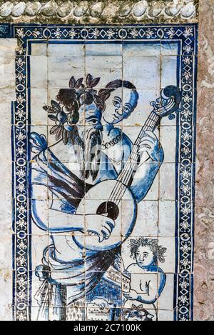 Detail der alten Azulejos an den Wänden der Kapelle des Palastes der Marquess von Fronteira Stockfoto