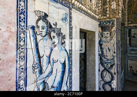 Detail der alten Azulejos an den Wänden der Kapelle des Palastes der Marquess von Fronteira Stockfoto