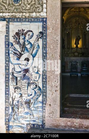 Detail der alten Azulejos an den Wänden der Kapelle des Palastes der Marquess von Fronteira Stockfoto