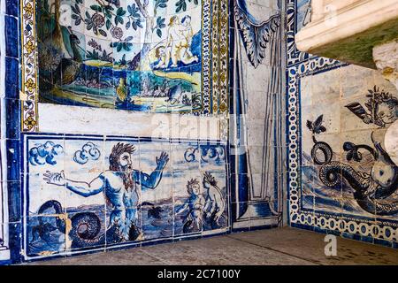 Detail mythologischer Azulejos an den Wänden des Palastes der Marquess von Fronteira in Lissabon, Portugal Stockfoto