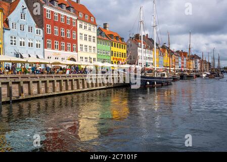 KOPENHAGEN, DÄNEMARK - 15. SEPTEMBER 2013: Die Menschenmassen genießen den historischen Nyhavn Kanal in Kopenhagen. Stockfoto