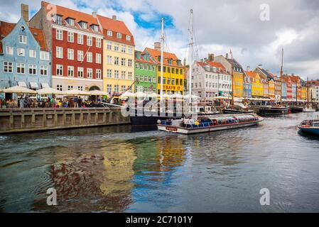 KOPENHAGEN, DÄNEMARK - 15. SEPTEMBER 2013: Die Menschenmassen genießen den historischen Nyhavn Kanal in Kopenhagen. Stockfoto