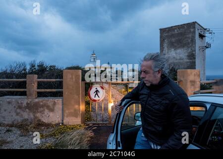 Mario verlässt das Auto, um das Tor zum Leuchtturm Mesa Roldan in Carboneras, Spanien, zu öffnen. Datum: 28/04/2017. Fotograf: Xabier Mikel Laburu. Stockfoto