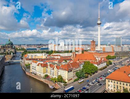 Berlin, Deutschland tagsüber von der Spree aus gesehen. Stockfoto