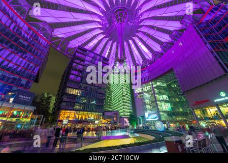 BERLIN - 20. SEPTEMBER: Sony Center 20. September 2013 in Berlin, Deutschland. Das Zentrum ist ein öffentlicher Raum im Finanzviertel Potsdamer Platz Stockfoto