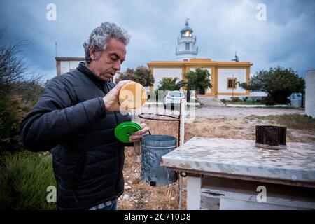 Mario Sanz sammelt Wasser aus der meteorologischen Station am Leuchtturm Mesa Roldán in Carboneras, Spanien. Datum: 18. April 2017. Fotograf: Xabier Mikel Laburu. Eine der anderen Aufgaben, die Mario übernimmt, ist die Erfassung von Daten über die meteorologischen Bedingungen für die National Meteorological Agency. Stockfoto