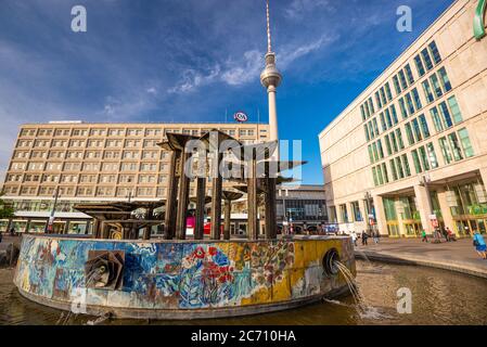 BERLIN, DEUTSCHLAND - 17. SEPTEMBER 2013: Fernsehturm vom Alexanderplatz. Stockfoto