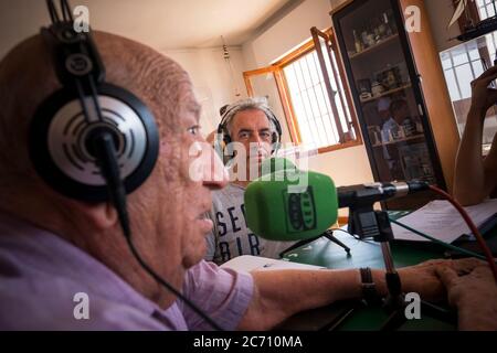 Mario Sanz, der Leuchtturmwärter aus Mesa Roldán, nimmt an einem regelmäßigen Radioprogramm über Meeresfragen Teil, das jede Woche über Onda Cero vom Mesa Roldan Leuchtturm in Carboneras, Spanien, ausgestrahlt wird. Datum: 12/07/2017. Fotograf: Xabier Mikel Laburu. Stockfoto