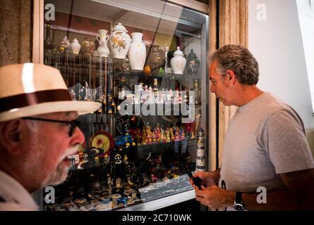 Mario Sanz hält als Fenster eines Souvenirshops an, um sich die Leuchtturmfiguren in Almería, Spanien, anzusehen. Datum: 08/06/2017. Fotograf: Xabier Mikel Laburu. Mario hat eine Sammlung von Miniatur-Leuchttürmen, die von Freunden Spenden oder von seinen eigenen Reisen kommen. Stockfoto