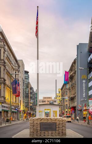 BERLIN, DEUTSCHLAND - 20. SEPTEMBER 2013: Checkpoint Charlie. Der Grenzübergang zwischen Ost- und West-Berlin wurde zum Symbol des Kalten Krieges. Stockfoto