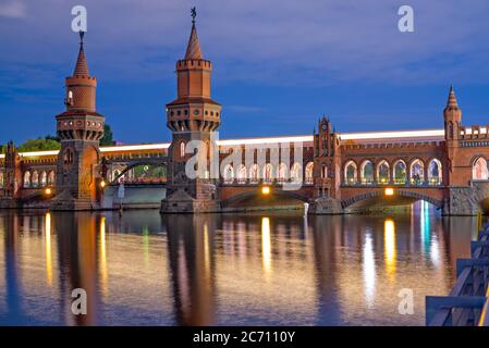 Oberbaumbrücke über die Spree in Berlin, Deutschland bei Nacht. Stockfoto