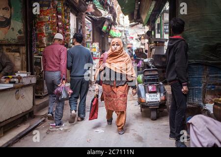 Neu Delhi / Indien - 18. Februar 2020: Muslimische Frau in schönen traditionellen Orang muslimischen Kleidung in den Straßen von Alt-Delhi Stockfoto