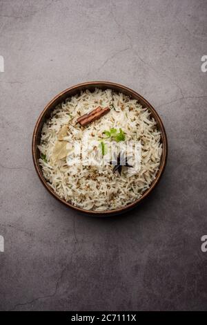 Kreuzkümmel oder Jeera Rice ist ein beliebtes indisches Hauptgericht aus Basmati-Reis mit einfachen Gewürzen Stockfoto