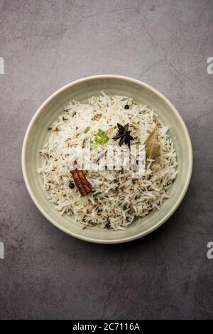 Kreuzkümmel oder Jeera Rice ist ein beliebtes indisches Hauptgericht aus Basmati-Reis mit einfachen Gewürzen Stockfoto