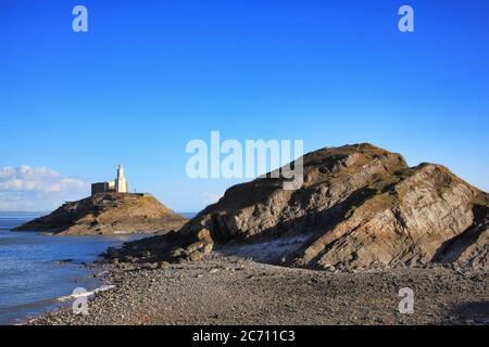 Die Mumbles mit ihrem Leuchtturm von Bracelet Bay aus gesehen auf der Gower Peninsula West Glamorgan Wales Großbritannien eine beliebte walisische Küste Reise destinatio Stockfoto