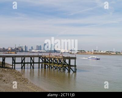 South Bank of the River Thames in Woolwich, UK; London Skyline mit alten hölzernen Steg im Vordergrund. Stockfoto