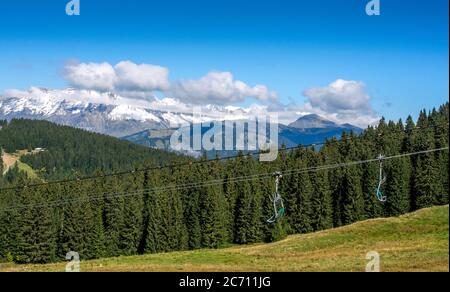 Leerer Sessellift in den französischen Alpen, Aravis-Gebirge, Haute Savoie, Auvergne-Rhone-Alpes, Frankreich Stockfoto