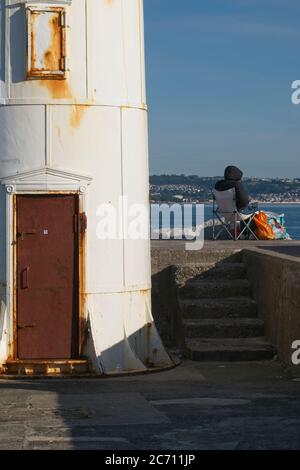 Das Leuchthaus am Ende der Brixham Habour Pier. Stockfoto