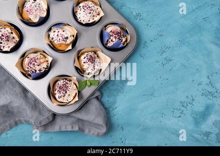 Hausgemachte Blaubeer-Muffins mit weißer Schokolade und frischen Heidelbeeren auf Steintisch, Blick von oben Stockfoto