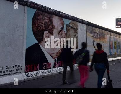 Berlin, Deutschland. Juli 2020. Die Leute laufen an der East Side Gallery vorbei. Quelle: Paul Zinken/dpa/Alamy Live News Stockfoto