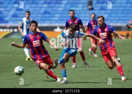 Barcelona, Spanien. Juli 2020. BARCELONA, SPANIEN - 12. JULI: Victor Gomez von RCD Espanyol im Einsatz mit Takashi Inui von SD Eibar während des Liga-Spiels zwischen RCD Espanyol und SD Eibar im RCD-Stadion am 12. Juli 2020 in Barcelona, Spanien. (Foto von DAX/ESPA-Images) Quelle: European Sports Photo Agency/Alamy Live News Stockfoto