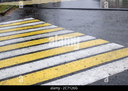 Regentropfen auf Asphalt und Fußgängerüberweg, Hintergrund Stockfoto