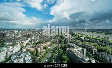 Düsseldorf, Deutschland - Juni 2016: Skyline von Düsseldorf in Deutschland Panorama Stockfoto