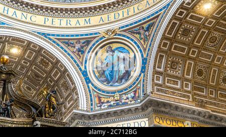 VATIKANSTADT - 8. AUGUST 2016: Päpstliche Basilika St. Peter im Vatikan - weltweit größte Kirche, ist Zentrum des Christentums. Stockfoto