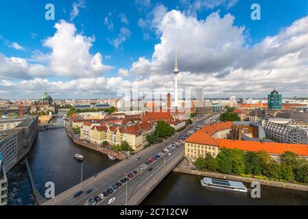 Berlin, Deutschland tagsüber von der Spree aus gesehen. Stockfoto