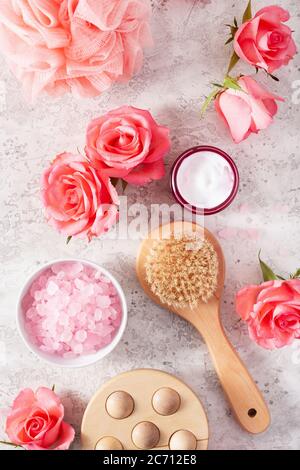 Skincare Produkte und rosa Blüten. natürliche Kosmetik für Home Spa Behandlung Stockfoto