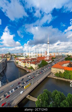 Berlin, Deutschland tagsüber von der Spree aus gesehen. Stockfoto