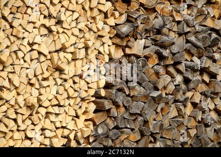 Haufen Feuerholz. Vorbereitung des Brennholzes für den Winter auf einem alten Bauernhof auf dem Bauernhof. Stockfoto