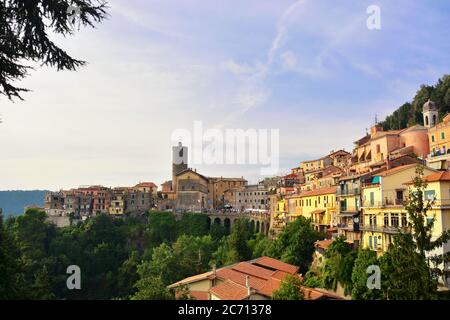 Nemi, Rom, ein kleines schönes Dorf berühmt für seine Erdbeeren Anbau mit Blick auf den gleichnamigen See in der Castelli Romani. Stockfoto