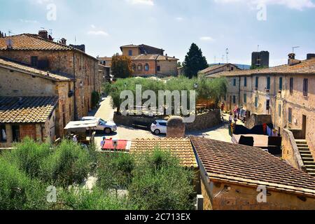 Siena,Toscana,Italia.das historische Zentrum des Dorfes Monteriggioni von der Panorama-Wanderung auf der Spitze der alten mittelalterlichen Mauern gesehen. Stockfoto