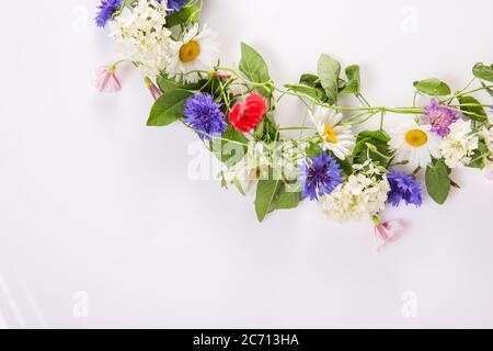 Kranz von Wildblumen isoliert auf weißem Hintergrund. Stockfoto