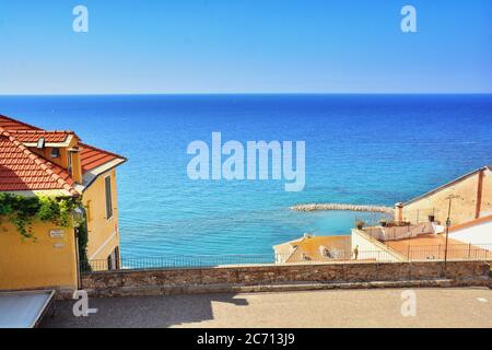 Piazza Corallini / Piazza San Giovanni Battista. Der Hauptplatz von Cervo, einer der eindrucksvollsten Aussichtspunkte in ganz Ligurien. Stockfoto