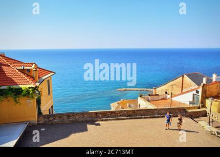 Piazza Corallini / Piazza San Giovanni Battista. Der Hauptplatz von Cervo, einer der eindrucksvollsten Aussichtspunkte in ganz Ligurien. Stockfoto