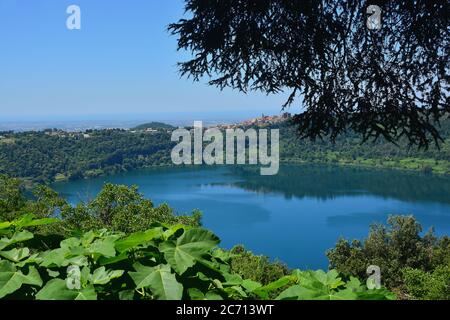 Castelli Romani, Roma, Italien-Lago di Nemi.der Nemi-See von einem der zahlreichen Aussichtspunkte im gleichnamigen Dorf aus gesehen Stockfoto