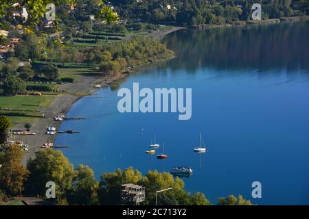 Castelli Romani, Rom, Italien-Albano-See. Der Albano See von einem der vielen Aussichtspunkte des schönen Dorfes Castel Gandolfo aus gesehen. Stockfoto